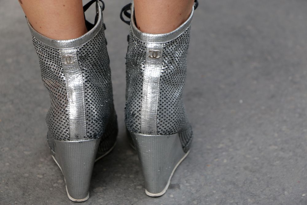  photo shoe-boots-silver-chanel-1.jpg