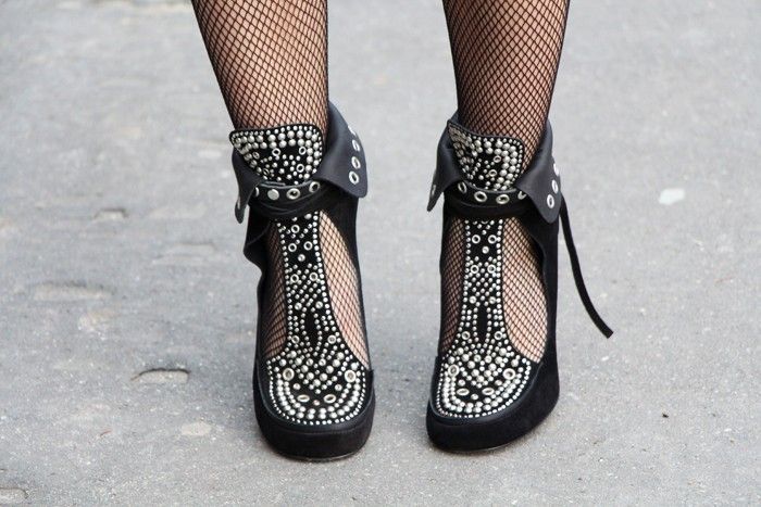  photo BOOTS_ISABEL_MARANT_MOSSA_STUDDED_SHOES_3jpg_effected.jpg