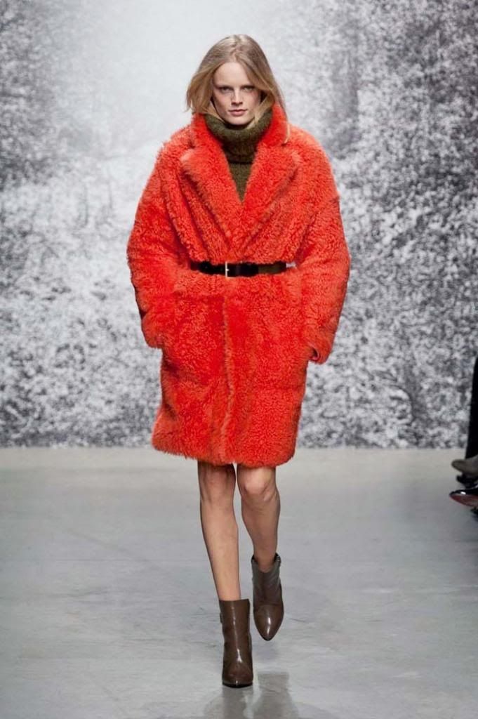  photo PFW_DEFILE_PAUL_AND_JOE_HIVER_2014_2015_RED_COATjpg_effected.jpg