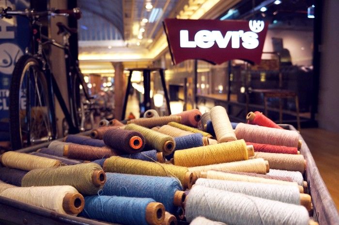  photo BOUTIQUE_LEVIS_CHAMPS_ELYSEESjpg_effected.jpg