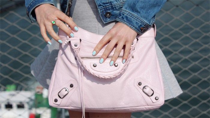  photo VERNIS_NAILPOLISH_LES_BLANCS_L_OREAL_PARISjpg_effected.jpg