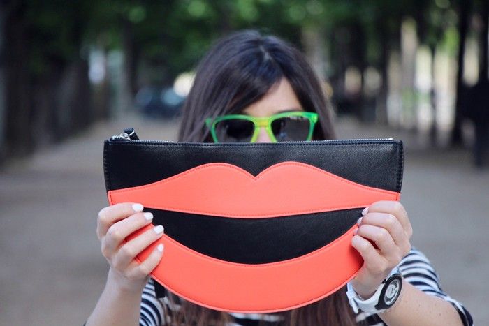  photo MARIELUVPINK_OUTFIT_LIPS_CLUTCH_MONKI_4jpg_effected.jpg