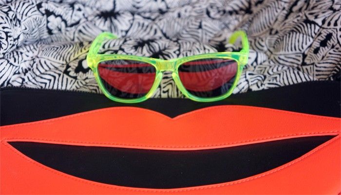  photo MARIELUVPINK_OUTFIT_LIPS_CLUTCH_MONKI_OAKLEY_NEON_SUNGLASSESjpg_effected.jpg