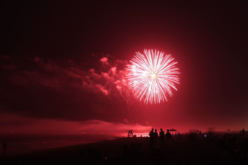 IMAGE: http://i154.photobucket.com/albums/s272/valentino_031/Cape%20May%20NJ%20Fireworks/RedFireworksattheBeach.jpg