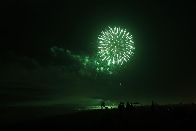 IMAGE: http://i154.photobucket.com/albums/s272/valentino_031/Cape%20May%20NJ%20Fireworks/_MG_6983.jpg