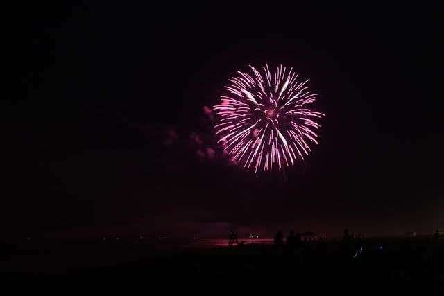 IMAGE: http://i154.photobucket.com/albums/s272/valentino_031/Cape%20May%20NJ%20Fireworks/_MG_6985.jpg