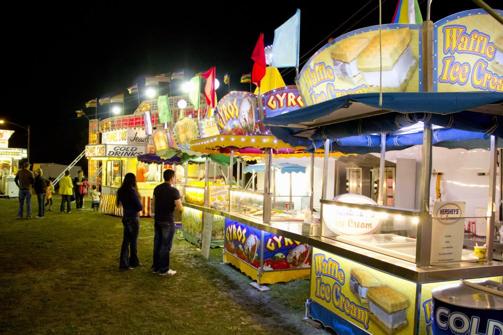 IMAGE: http://i154.photobucket.com/albums/s272/valentino_031/fair_food_stands.jpg