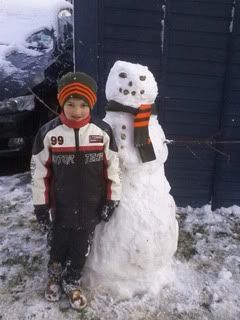 joey with snowman